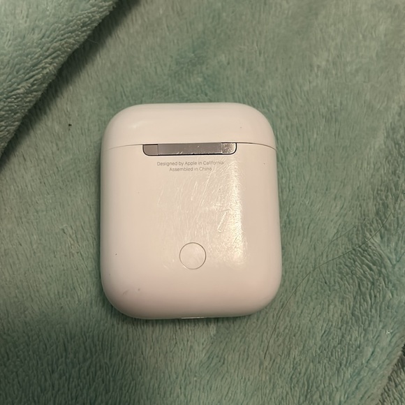 Apple AirPods (1st generation) with charging case and grey silicon cover. - Picture 5 of 13
